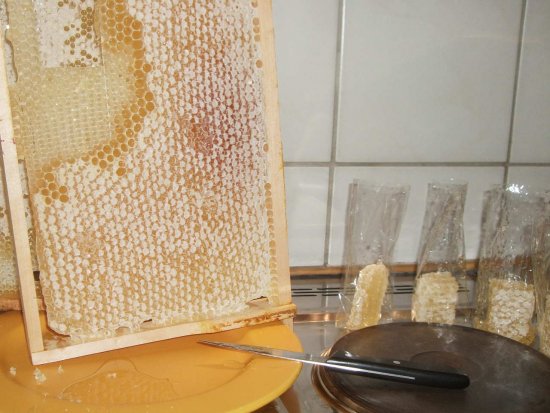 Wabenhonig in Zellglastüten verpacken